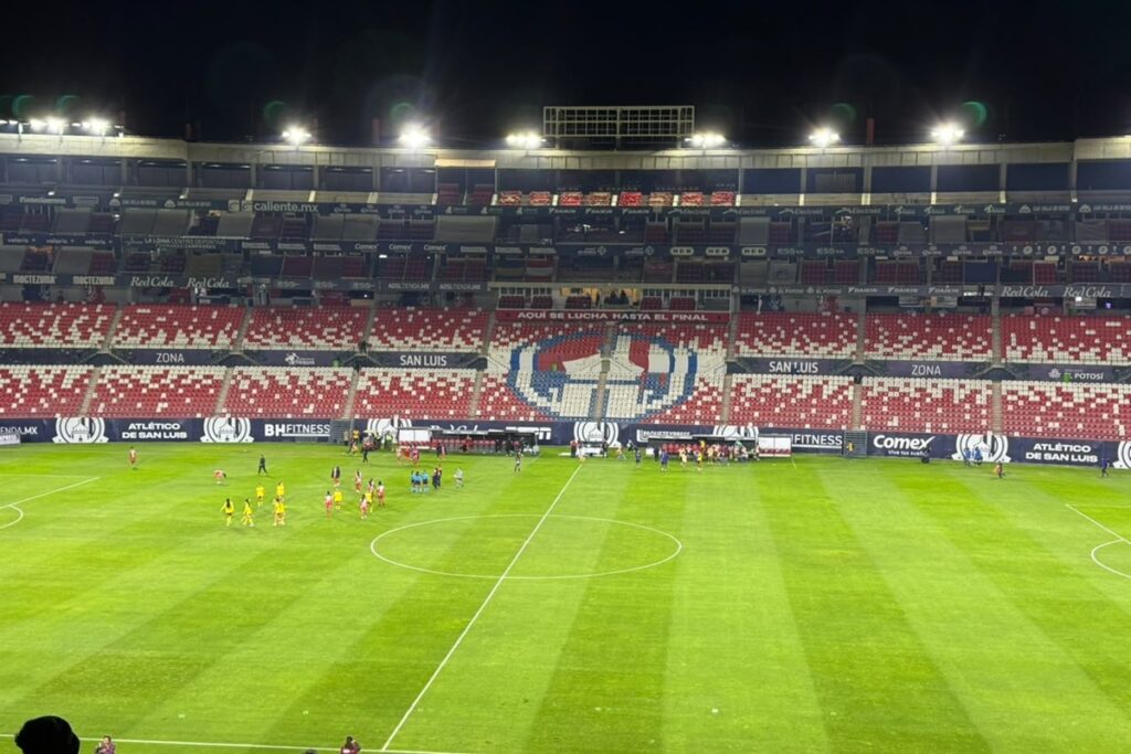 Vista panorámica del estadio Alfonso Lastras durante el partido entre Atlético de San Luis Femenil y América Femenil.