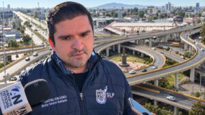 Christian Iván Azuara, director de Servicios Municipales de San Luis Potosí, durante una entrevista con un distribuidor vial al fondo.