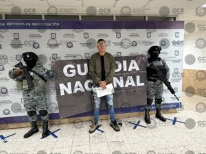 Juan de Jesús “N”, alias “La Wiwa”, junto a elementos de la Guardia Nacional tras su detención en San Luis Potosí.