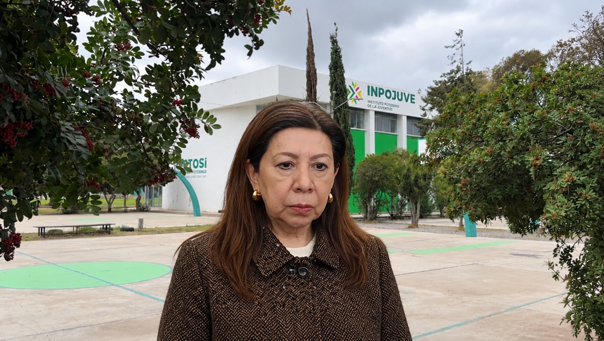 Composición editorial de la fiscal Manuela García Cázares con las instalaciones del INPOJUVE en San Luis Potosí al fondo