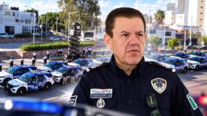 Juan Antonio Villa Gutiérrez y patrullas de la SSPC del Ayuntamiento de San Luis Potosí, en una composición editorial sobre el ahorro de gasolina de las unidades híbridas.