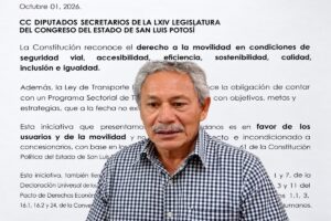 Margarito Terán López frente a documento de propuesta de apoyo al transporte público de San Luis Potosí